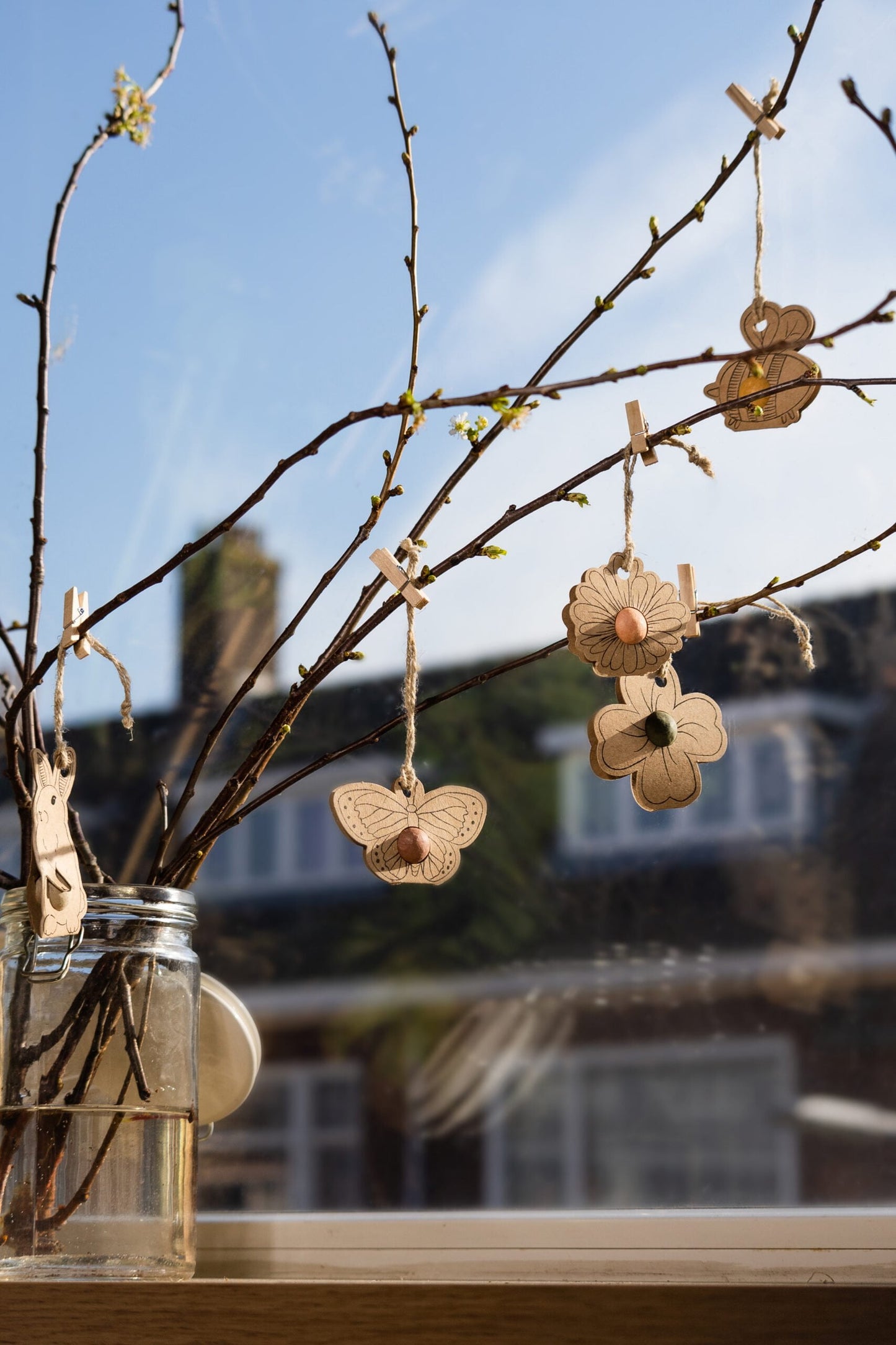 Anhänger Osterei mit Blumenbombe auf Karte "Kaninchen"