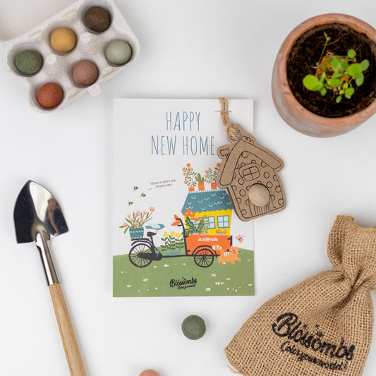 Karte 'Happy New Home' mit Hausanhänger und Samenbombe